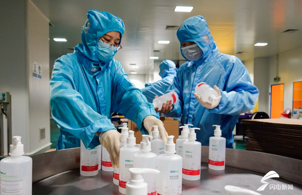 疫情发生以来,新华医疗手消产品实行24小时两班倒班生产,将以前7000瓶